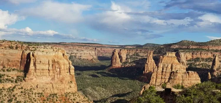 Ultimate Guide to Mountain Towns in Colorado Colorado lasts many beautiful spots where you can really get in touch with nature. Sometimes you do really need to sleep in a tent and strap on some hiking boots to see these special places are their best. At Colorado National Monument we had the opportunity to see the most spectacular sunsets, a blood moon, wildlife such as Turkey Vultures, Black Widows, Mountain Goats and more, and to endure a pretty good sand storm. #visitcolorado #colorado #coloradotravel #coloradonationalmonument #nationalparks #hiking #camping