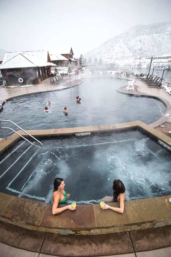 Glenwood Springs est peut-être la Mecque de toutes les destinations de piscines d'hiver du Colorado.