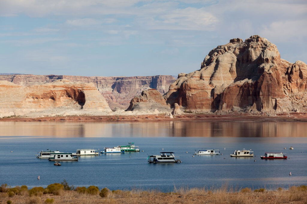multiple houseboats on lake powell